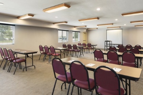 Country Inn & Suites by Radisson, Cedar Rapids Airport , IA 52404 near The Eastern Iowa Airport View Point 4