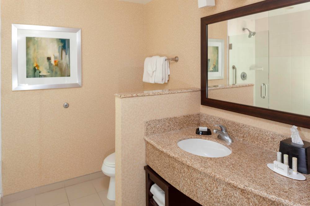Courtyard By Marriott Memphis Downtown 2