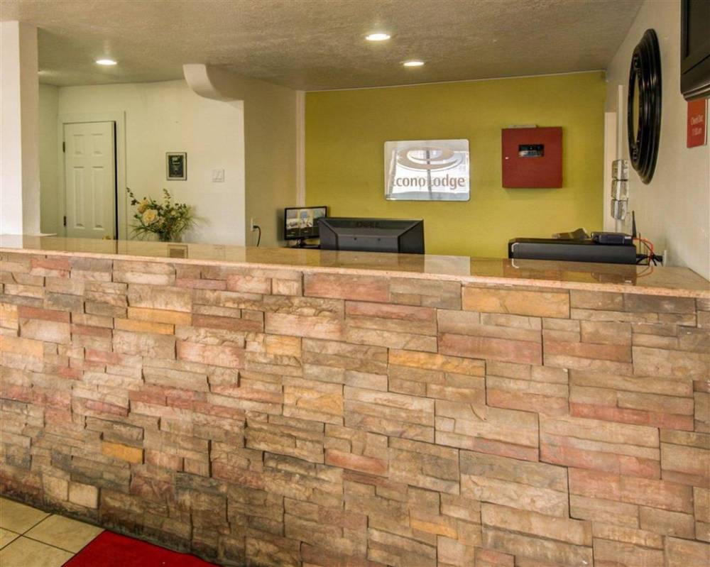 Econo Lodge East 4