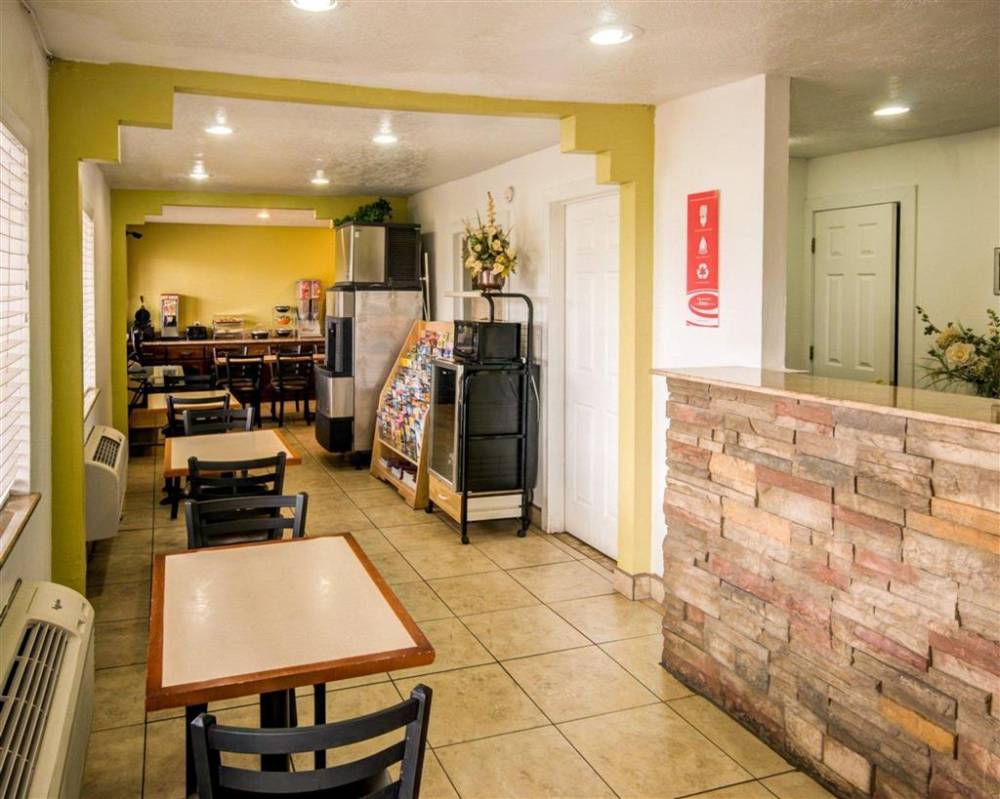 Econo Lodge East 5