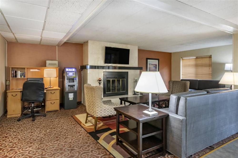 Econo Lodge 3
