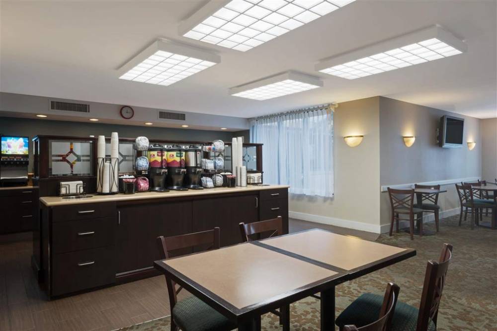 Ramada By Wyndham Boston 5